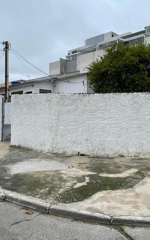 Casa à venda com 90m², 2 quartos e 5 vagas Casa à venda com 90m², 2 quartos e 5 vagasFachada