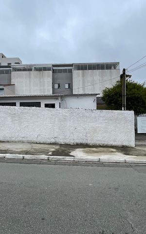 Casa à venda com 90m², 2 quartos e 5 vagas Casa à venda com 90m², 2 quartos e 5 vagasFachada