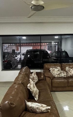 Casa à venda com 240m², 2 quartos e 2 vagas Casa à venda com 240m², 2 quartos e 2 vagasSala