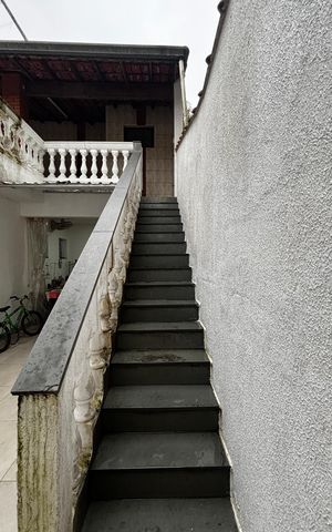 Casa à venda com 240m², 2 quartos e 2 vagas Casa à venda com 240m², 2 quartos e 2 vagasEscada