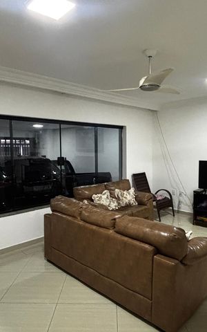 Casa à venda com 240m², 2 quartos e 2 vagas Casa à venda com 240m², 2 quartos e 2 vagasSala