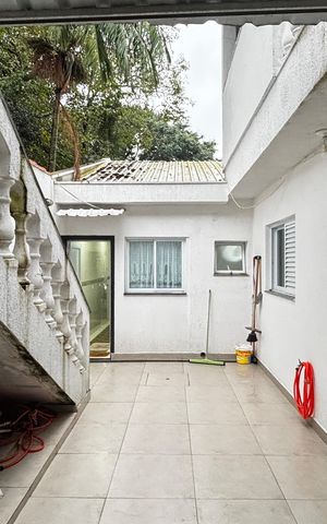 Casa à venda com 240m², 2 quartos e 2 vagas Casa à venda com 240m², 2 quartos e 2 vagasQuintal