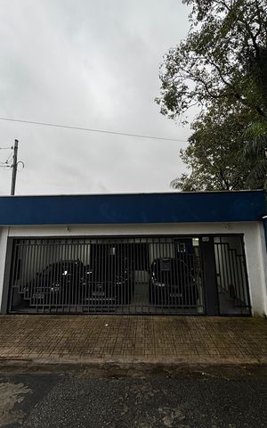 Casa à venda com 240m², 2 quartos e 2 vagas Casa à venda com 240m², 2 quartos e 2 vagasFachada