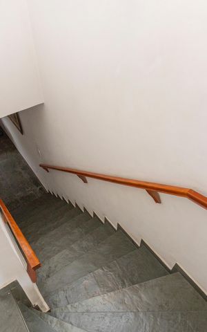 Casa à venda com 168m², 3 quartos e 2 vagasEscada