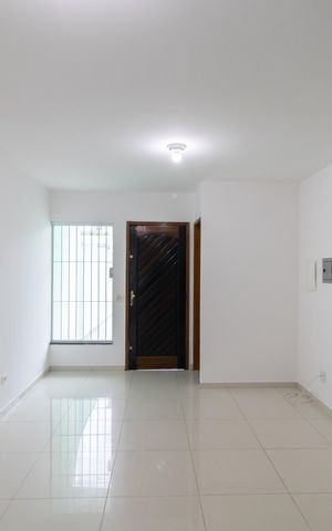 Casa à venda com 100m², 2 quartos e 2 vagas Casa à venda com 100m², 2 quartos e 2 vagasSala