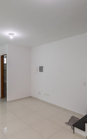 Casa à venda com 100m², 2 quartos e 2 vagas Casa à venda com 100m², 2 quartos e 2 vagasSala