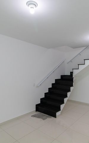 Casa à venda com 100m², 2 quartos e 2 vagas Casa à venda com 100m², 2 quartos e 2 vagasSala