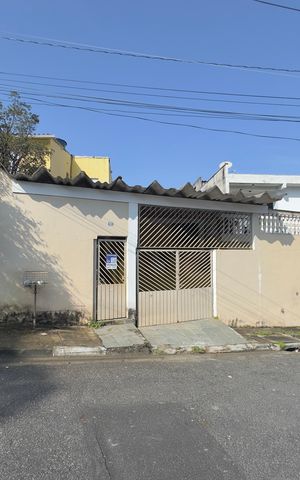 Casa para alugar com 100m², 3 quartos e 3 vagas Casa para alugar com 100m², 3 quartos e 3 vagasPlaca instalada na fachada do imóvel