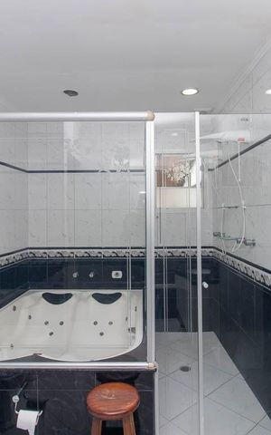 Casa para alugar com 800m², 3 quartos e 4 vagas Casa para alugar com 800m², 3 quartos e 4 vagasBanheiro da Suíte 3