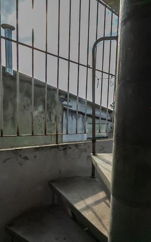 Casa à venda com 304m², 1 quarto e 2 vagas Casa à venda com 304m², 1 quarto e 2 vagasEscada Casa 2