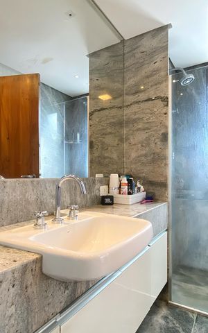 Apartamento à venda com 340m², 5 quartos e 4 vagasBanheiro da Suíte 2
