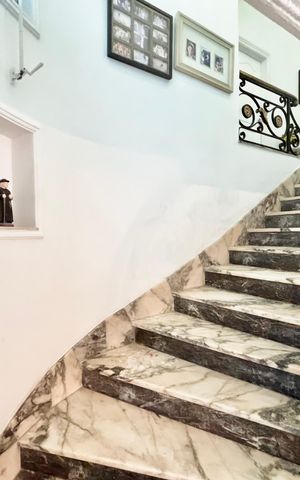Apartamento à venda com 292m², 4 quartos e 1 vaga Apartamento à venda com 292m², 4 quartos e 1 vagaEscadas