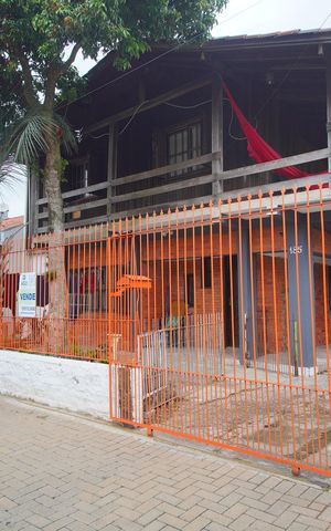 Casa à venda com 180m², 2 quartos e 8 vagasFachada