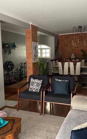 Casa à venda com 250m², 3 quartos e 3 vagas Casa à venda com 250m², 3 quartos e 3 vagasSala