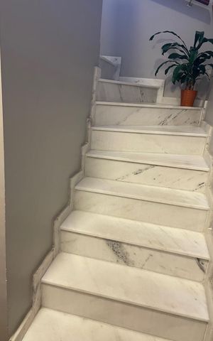 Casa à venda com 250m², 3 quartos e 3 vagas Casa à venda com 250m², 3 quartos e 3 vagasEscada