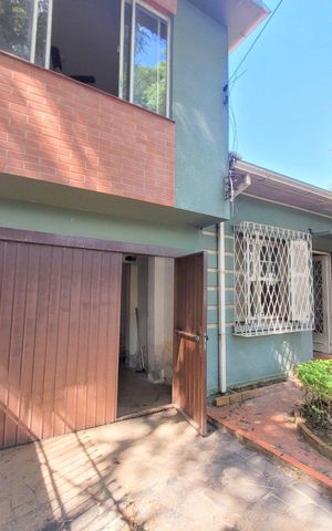 Casa à venda com 130m², 3 quartos e 2 vagas Casa à venda com 130m², 3 quartos e 2 vagasFachada