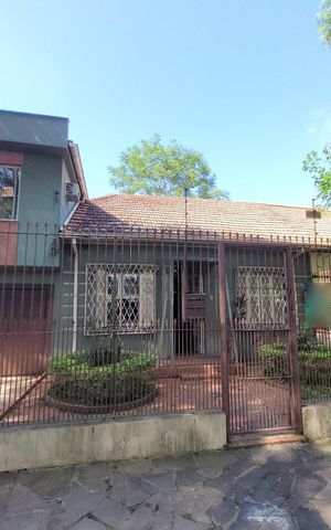 Casa à venda com 130m², 3 quartos e 2 vagas Casa à venda com 130m², 3 quartos e 2 vagasFachada