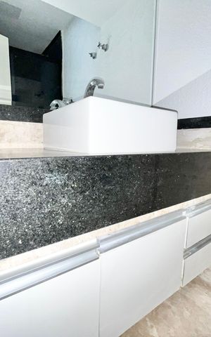 Apartamento à venda com 208m², 3 quartos e 1 vaga Apartamento à venda com 208m², 3 quartos e 1 vagaBanheiro da Suíte 1