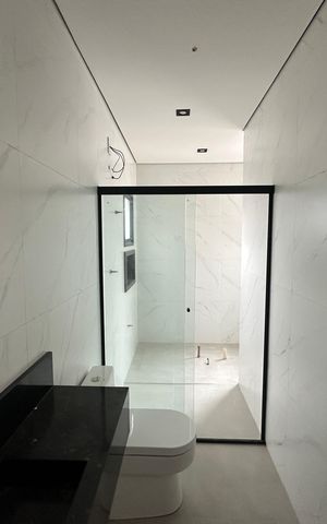Casa de condomínio à venda com 130m², 3 quartos e 2 vagas Casa de condomínio à venda com 130m², 3 quartos e 2 vagasBanheiro da Suíte