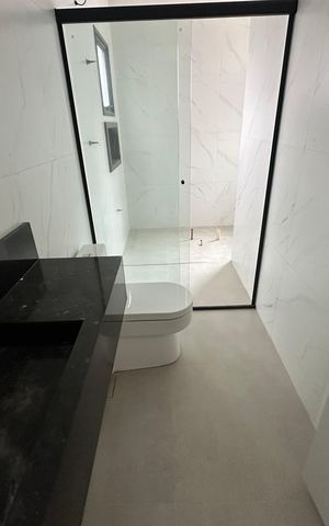 Casa de condomínio à venda com 130m², 3 quartos e 2 vagas Casa de condomínio à venda com 130m², 3 quartos e 2 vagasBanheiro da Suíte