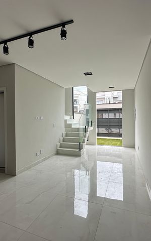 Casa de condomínio à venda com 130m², 3 quartos e 2 vagas Casa de condomínio à venda com 130m², 3 quartos e 2 vagasSala