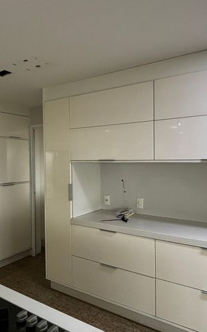 Apartamento à venda com 163m², 3 quartos e 3 vagas Apartamento à venda com 163m², 3 quartos e 3 vagasCozinha