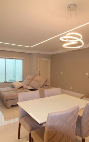 Casa de condomínio à venda com 289m², 4 quartos e 4 vagasSala