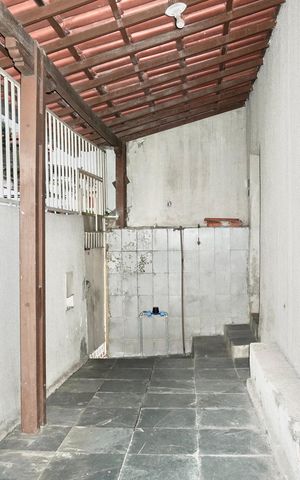 Casa à venda com 102m², 4 quartos e sem vaga Casa à venda com 102m², 4 quartos e sem vagaCorredor de entrada