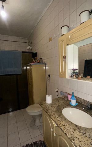 Casa à venda com 199m², 3 quartos e 2 vagas Casa à venda com 199m², 3 quartos e 2 vagasBanheiro 1