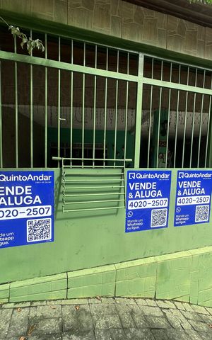 Casa à venda com 199m², 3 quartos e 2 vagas Casa à venda com 199m², 3 quartos e 2 vagasFachada