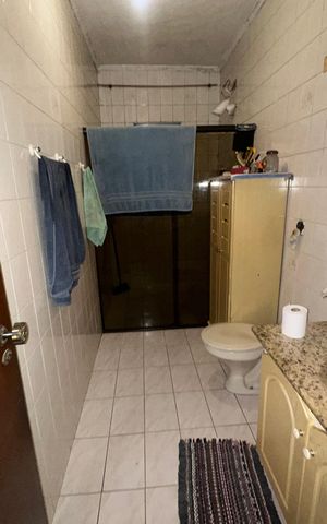 Casa à venda com 199m², 3 quartos e 2 vagas Casa à venda com 199m², 3 quartos e 2 vagasBanheiro 1