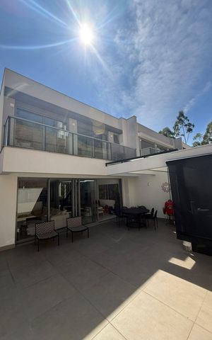 Casa de condomínio à venda com 200m², 3 quartos e 2 vagas Casa de condomínio à venda com 200m², 3 quartos e 2 vagasÁrea externa