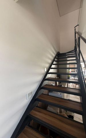 Casa de condomínio à venda com 200m², 3 quartos e 2 vagas Casa de condomínio à venda com 200m², 3 quartos e 2 vagasEscada