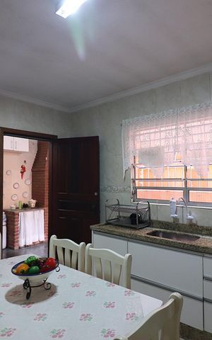 Casa à venda com 180m², 2 quartos e 2 vagasCozinha 