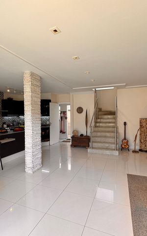 Casa de condomínio à venda com 220m², 3 quartos e sem vaga Casa de condomínio à venda com 220m², 3 quartos e sem vagaSala