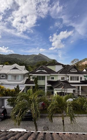 Casa de condomínio à venda com 220m², 3 quartos e sem vaga Casa de condomínio à venda com 220m², 3 quartos e sem vagaSótão
