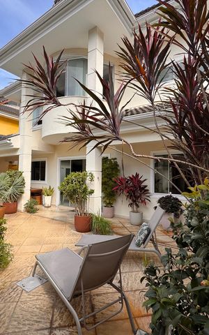 Casa de condomínio à venda com 220m², 3 quartos e sem vaga Casa de condomínio à venda com 220m², 3 quartos e sem vagaÁrea externa