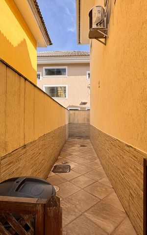 Casa de condomínio à venda com 220m², 3 quartos e sem vaga Casa de condomínio à venda com 220m², 3 quartos e sem vagaÁrea externa