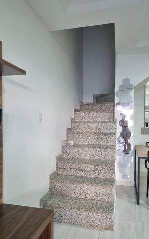 Casa à venda com 130m², 3 quartos e 2 vagas Casa à venda com 130m², 3 quartos e 2 vagasEscada