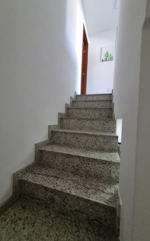 Casa à venda com 130m², 3 quartos e 2 vagas Casa à venda com 130m², 3 quartos e 2 vagasEscada