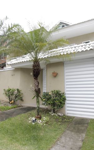 Casa de condomínio à venda com 490m², 4 quartos e 2 vagasFachada
