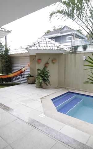 Casa de condomínio à venda com 490m², 4 quartos e 2 vagasPiscina