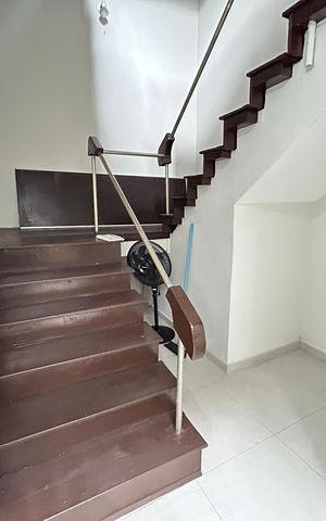 Casa para alugar com 461m², 8 quartos e 5 vagasEscada