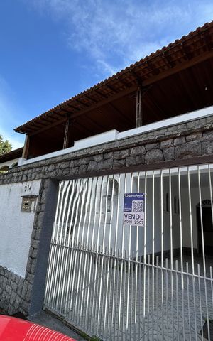 Casa à venda com 327m², 4 quartos e 1 vagaFachada + placa
