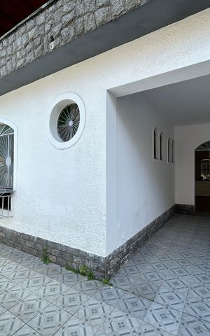 Casa à venda com 327m², 4 quartos e 1 vagaFachada