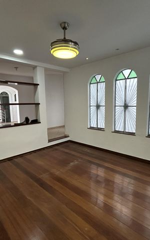 Casa à venda com 327m², 4 quartos e 1 vagaSala