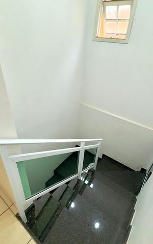 Casa à venda com 200m², 4 quartos e 2 vagas Casa à venda com 200m², 4 quartos e 2 vagasEscada interna