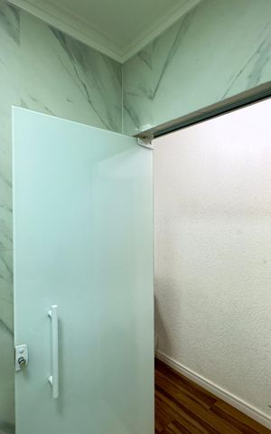 Casa à venda com 200m², 4 quartos e 2 vagas Casa à venda com 200m², 4 quartos e 2 vagasBanheiro 2