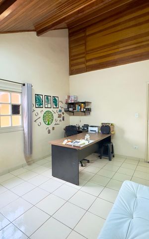 Casa à venda com 200m², 4 quartos e 2 vagas Casa à venda com 200m², 4 quartos e 2 vagasEscritório