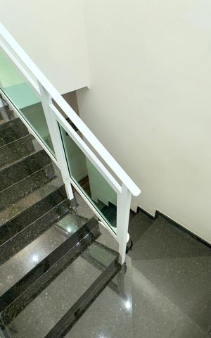 Casa à venda com 200m², 4 quartos e 2 vagas Casa à venda com 200m², 4 quartos e 2 vagasEscada interna
